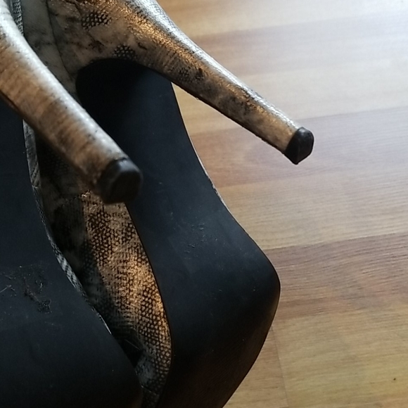 Buckle studded heels - Picture 6 of 8